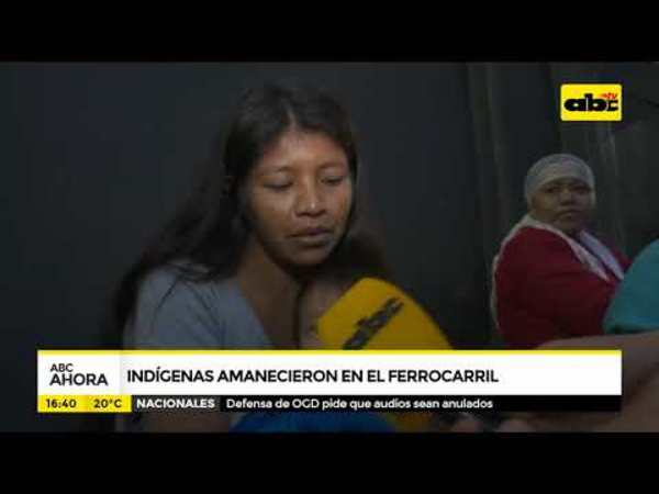 Indígenas amanecieron en el Ferrocarril - Tv - ABC Color