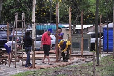 Damnificados cavan en plazas – Prensa 5