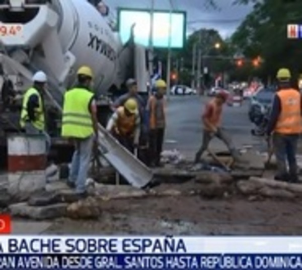 Cierran varias cuadras de avenida España por hundimiento de asfalto - Paraguay.com