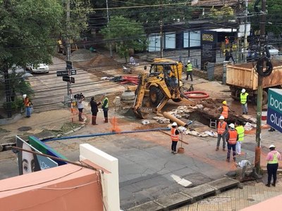 Cerraron parte de avenida España por hundimiento de asfalto  | Paraguay en Noticias 