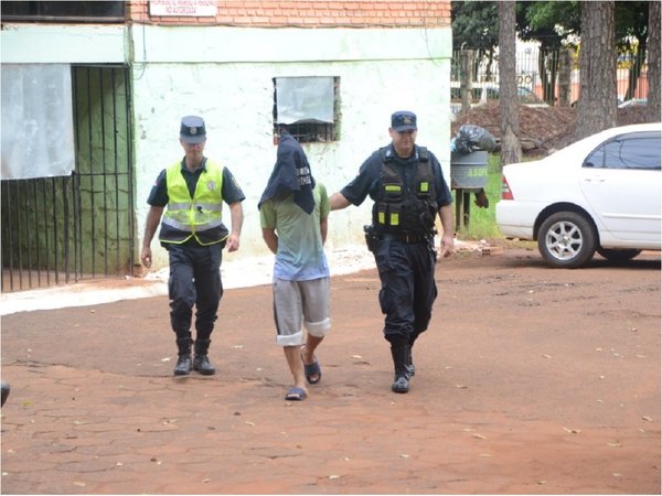 A golpes de puño y patadas, mujer logra defenderse de asaltante