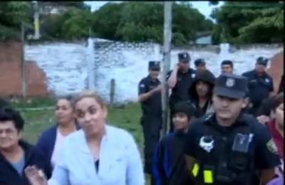 Damnificados ingresaron a un predio y agredieron a cronista - C9N