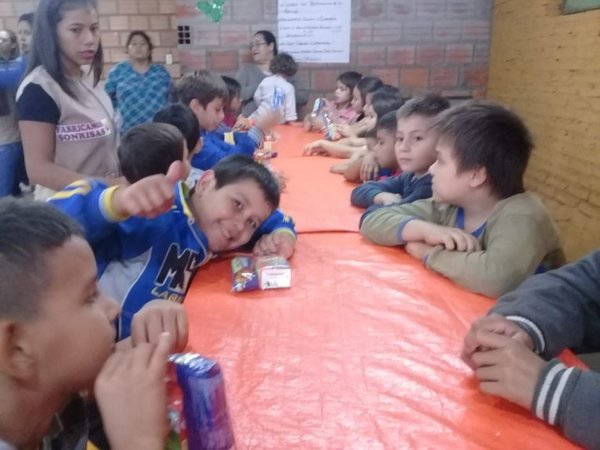Grupo de madres solteras lleva obsequio a comedor | Paraguay en Noticias