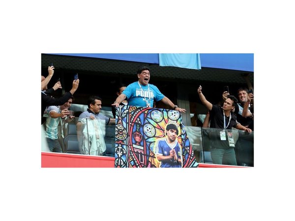 El baile de Maradona causa furor en San Petersburgo