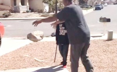 Obligó a su hijo a reventar su play ndaje