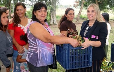 Mujeres emprendedoras de Atyrá reciben donación - Edicion Impresa - ABC Color