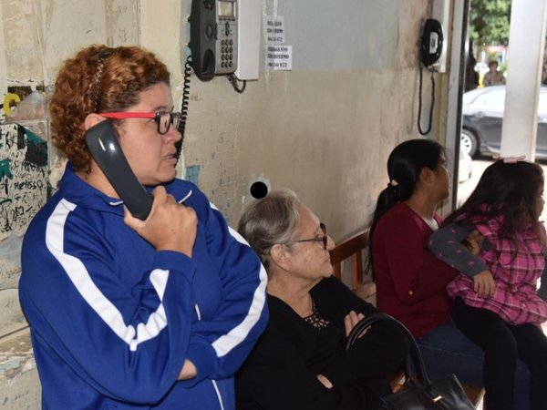 Asegurados van hasta el Hospital Central para llamar al call center