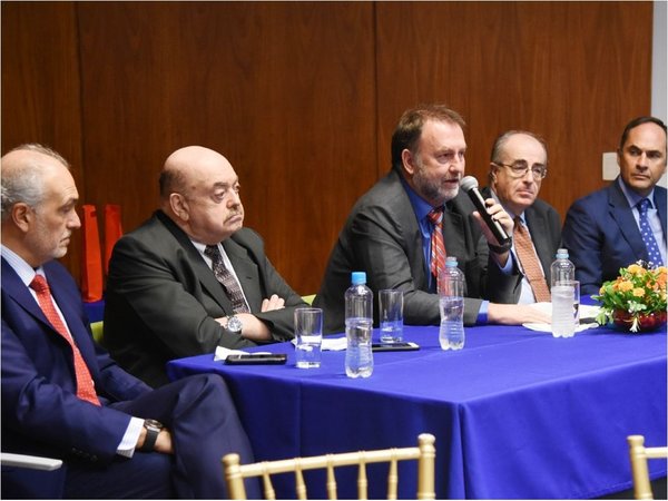 Ministro advierte que economía se estancará si no se hacen reformas