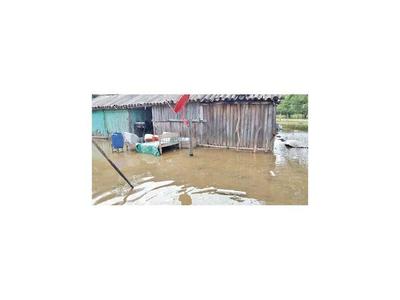 Más de 50 familias bajo agua en la colonia Cadete Pando