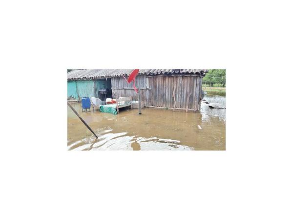 Más de 50 familias bajo agua en la colonia Cadete Pando