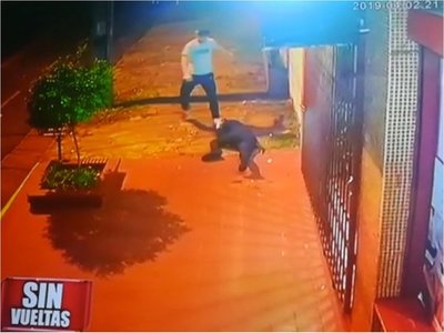 Le karateó porque pensó que estuvo con su novia durante su ausencia
