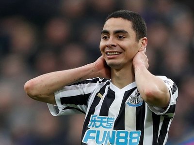 El Newcastle de Almirón se complica