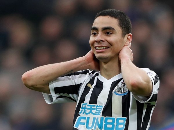 El Newcastle de Almirón se complica