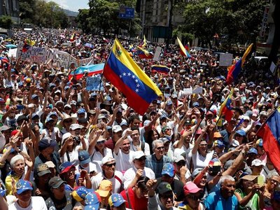 Venezolanos retoman protestas en contra y a favor de Maduro
