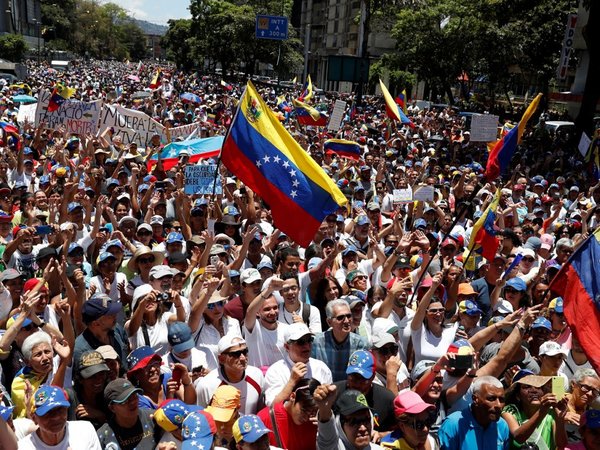 Venezolanos retoman protestas en contra y a favor de Maduro