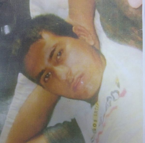 Familiares buscan a joven desaparecido