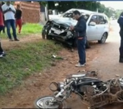 Imprudencia de motociclista ocasiona grave accidente - Paraguay.com