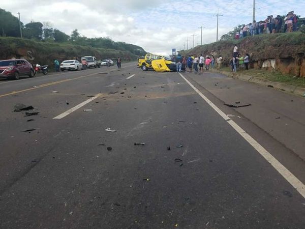 Choque entre ómnibus y camioneta dejó un fallecido en Arroyos y Esteros | Paraguay en Noticias 