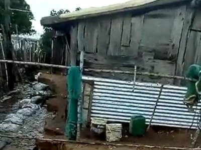 Crítica inundación también afecta a familias en Arroyos y Esteros