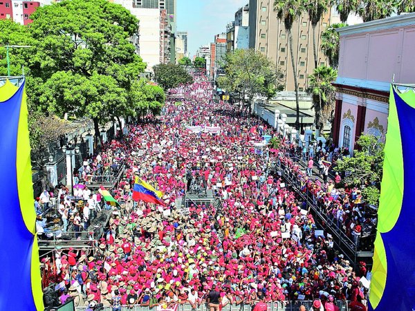 Opositores y chavistas movilizados en respaldo de Guaidó y Maduro