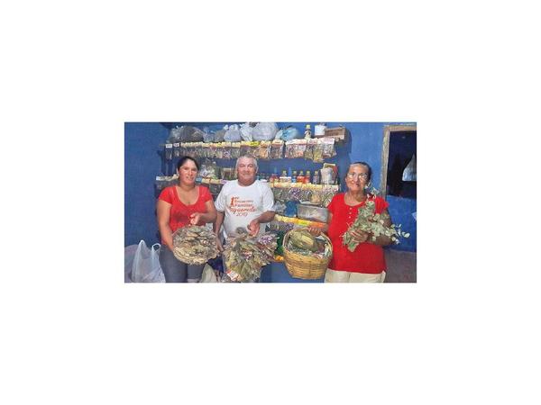 Familia sale adelante conla venta de remedios yuyos