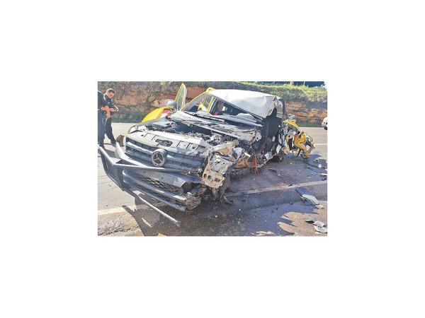 Choque frontal entre un bus y camioneta deja un muerto