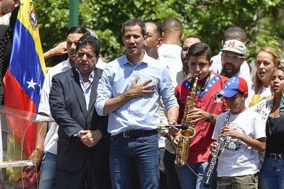 Miles de opositores se movilizan en apoyo a Guaidó