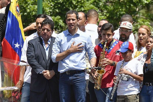 Miles de opositores se movilizan en apoyo a Guaidó