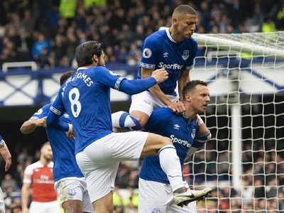 El Everton gana y complica al Arsenal
