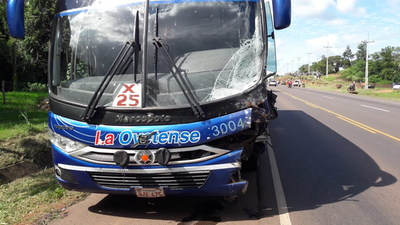 Grave accidente involucró a un ómnibus y a una camioneta - ADN Paraguayo