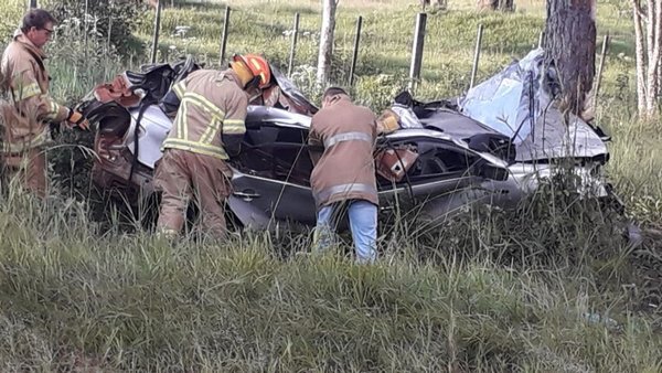 Dos fallecidos tras chocar contra un árbol | Paraguay en Noticias