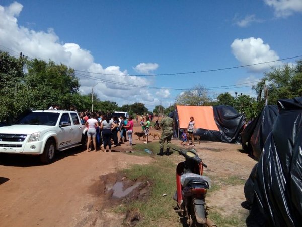 Policías entregan donaciones a damnificados de Concepción - Nacionales - ABC Color