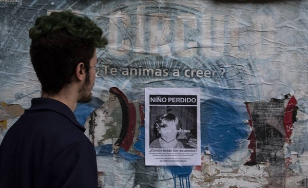 HOY / Afiches de un niño desaparecido y la métafora del artista para recuperar el tiempo pasado