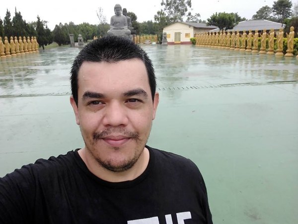 Se disfraza para poder vender más empanadas