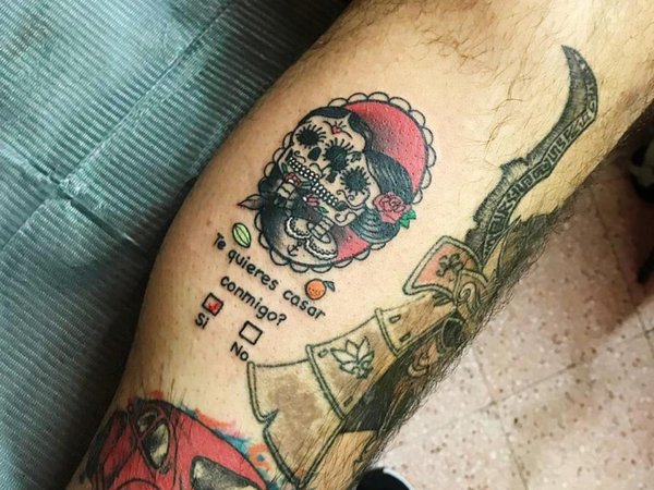 Con tatuaje le propuso casamiento a su novia