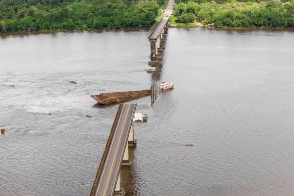 Barcaza se estrella contra un puente y lo derrumba parcialmente en Brasil - ADN Paraguayo