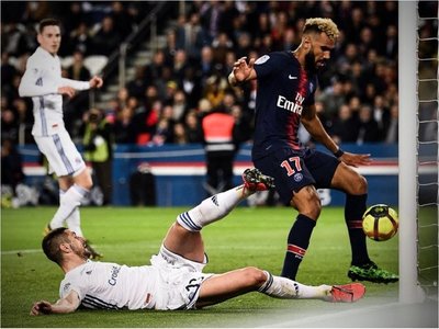 Nunca visto: Le sacó el gol de la línea a su compañero