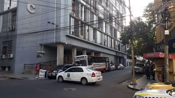 Cierran calle en microcentro capitalino | Paraguay en Noticias