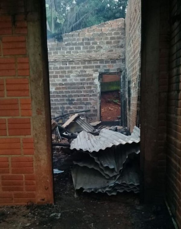Incendio dejó a una familia sin casa - Nacionales - ABC Color