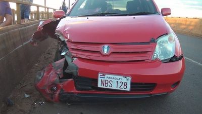 “LE SALIÓ UNA MOTOCICLETA”, Y TERMINÓ CHOCANDO CONTRA BARANDA DE PROTECCIÓN.