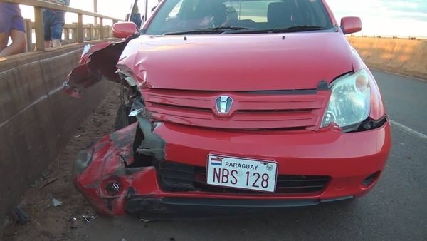 “LE SALIÓ UNA MOTOCICLETA”, Y TERMINÓ CHOCANDO CONTRA BARANDA DE PROTECCIÓN.