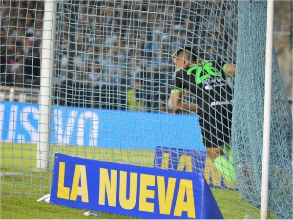 Matías Rojas marca un gol en la fiesta de Racing