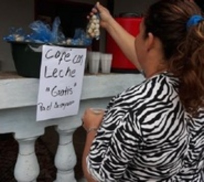 Solidaria mujer asiste con café, coquito o empanadas a damnificados - Paraguay.com