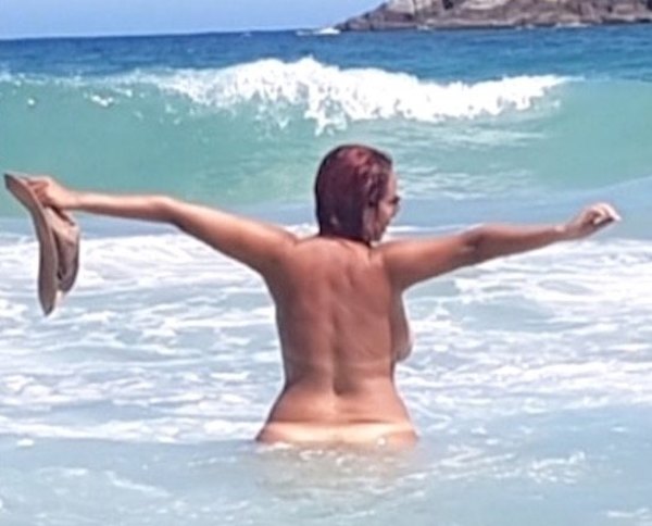 Norath se desnudó en playa de Brasil