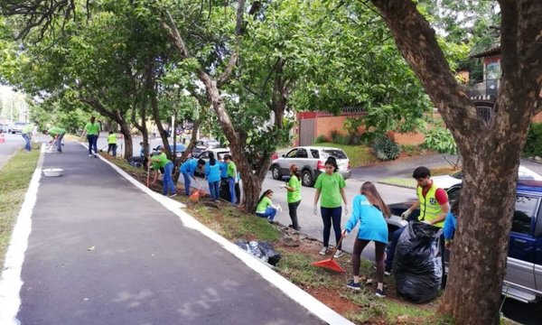 Voluntarios limpian y pintan ciclovía Boggiani - Edicion Impresa - ABC Color