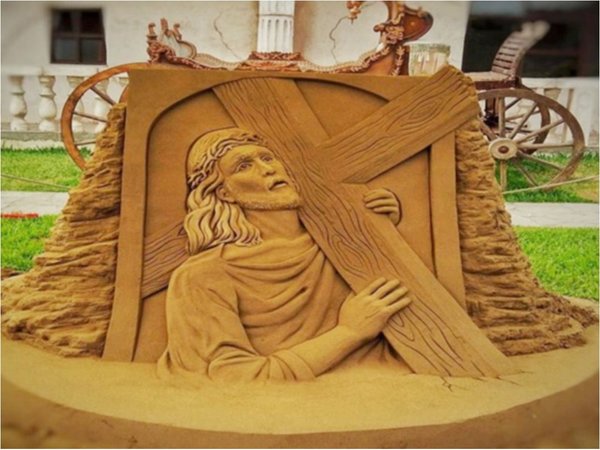 Recrean recorrido de Viacrucis con esculturas de arena
