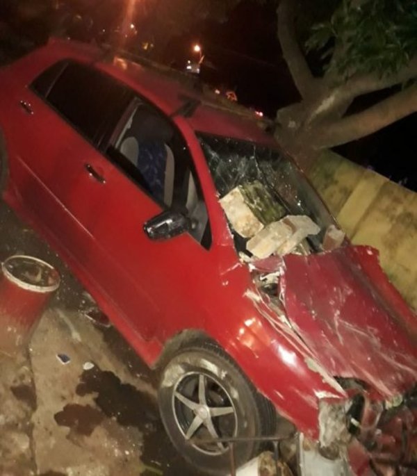 Corrió de barrera y atropelló una escuela en Guarambaré | Paraguay en Noticias
