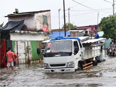 La súbita crecida del río suma casi 5.000 familias evacuadas en capital