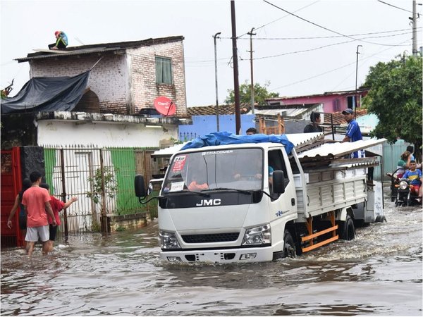 La súbita crecida del río suma casi 5.000 familias evacuadas en capital