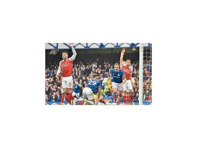 Arsenal se frena ante el Everton